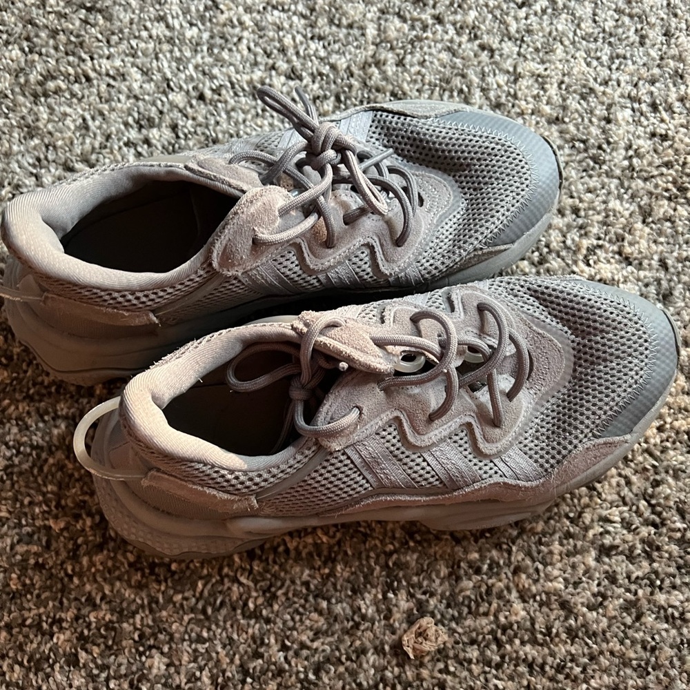 gray ozweego womans sneakers